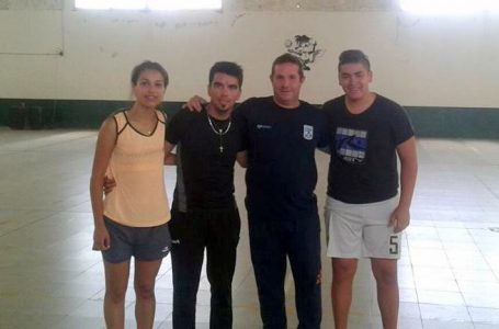 2 castenses junto a su profesor en la Clínica de Handball dictada por el DT de la Selección Argentina