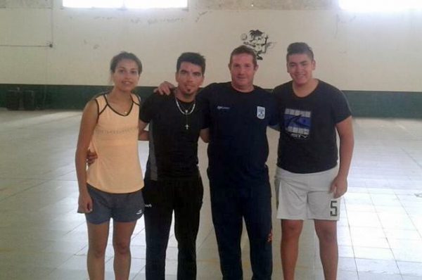 2 castenses junto a su profesor en la Clínica de Handball dictada por el DT de la Selección Argentina