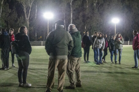 Se hizo la luz: Estudiantil inauguró la iluminación led del campo de juego del hockey