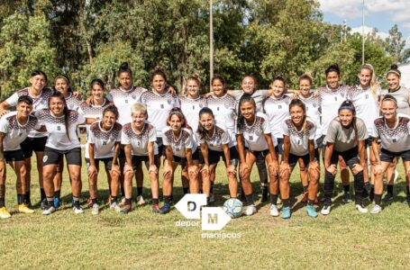 El plantel profesional de fútbol femenino de Estudiantes de Caseros entrenó en Estudiantil