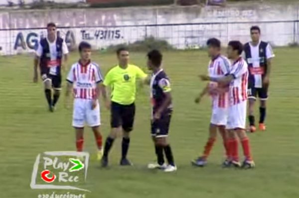 Video de la expulsión de Renzo Frank que derivó a un año de suspensión