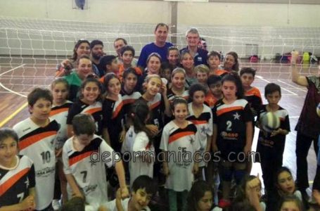 Los Minivóley de Racing en un Encuentro en Santa Rosa con el entrenador de la Selección Argentina