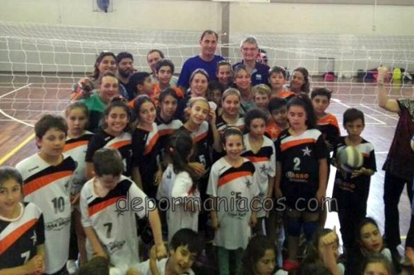 Los Minivóley de Racing en un Encuentro en Santa Rosa con el entrenador de la Selección Argentina