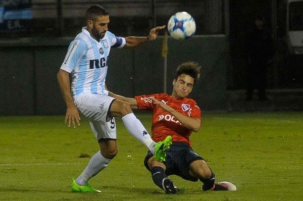 En el primer clásico del año, Racing goleó a Independiente en Salta