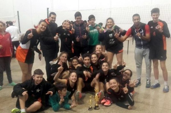 A los Norpatgónicos de Vóley Sub 15! Racing CAMPEÓN en femenino y 3ero en masculino