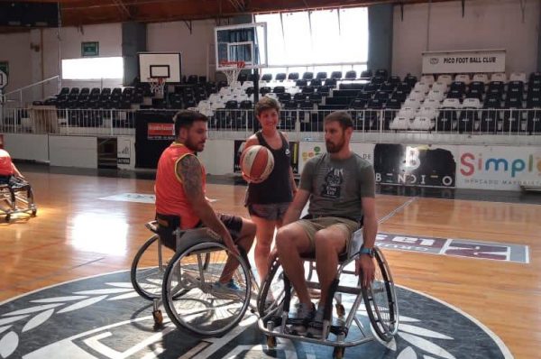 El “Chapu” Nocioni en un “picadito” con el Básquet Adaptado