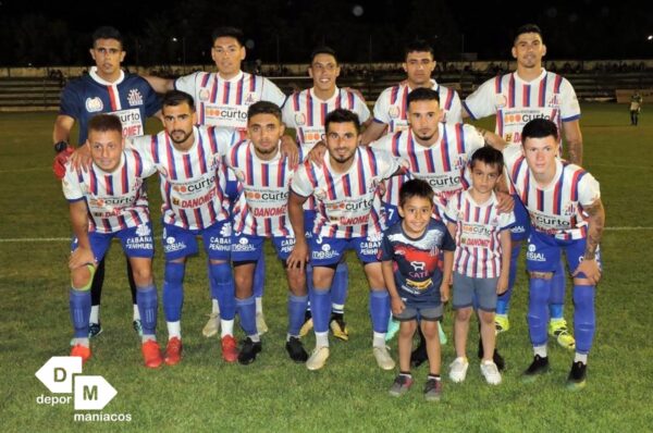 Triunfo de corazón para pegar primero