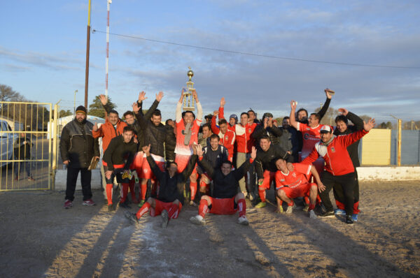 Fútbol Senior: La Maruja y Senior de Santa Isabel, campeones