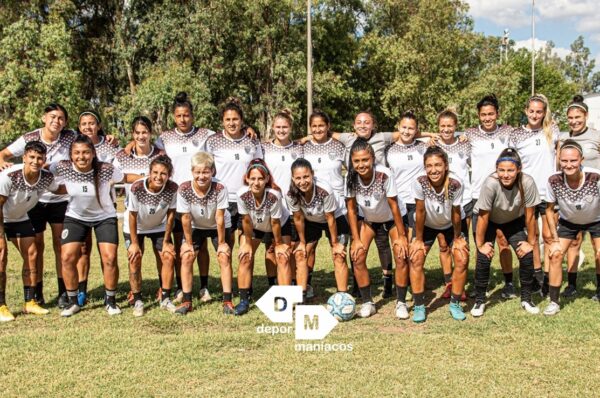 El plantel profesional de fútbol femenino de Estudiantes de Caseros entrenó en Estudiantil