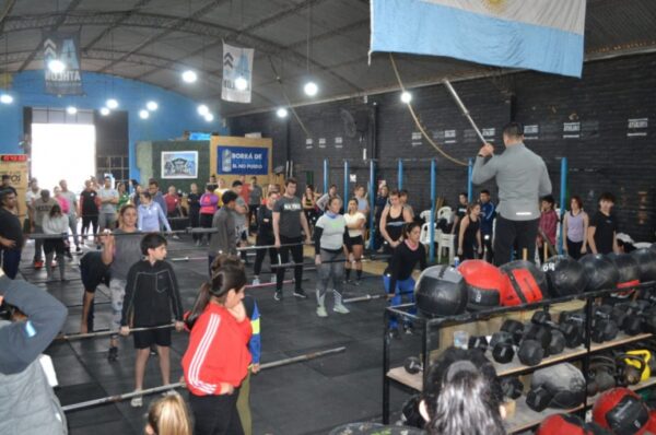 Levantamiento olímpico: un centenar de personas en la capacitación