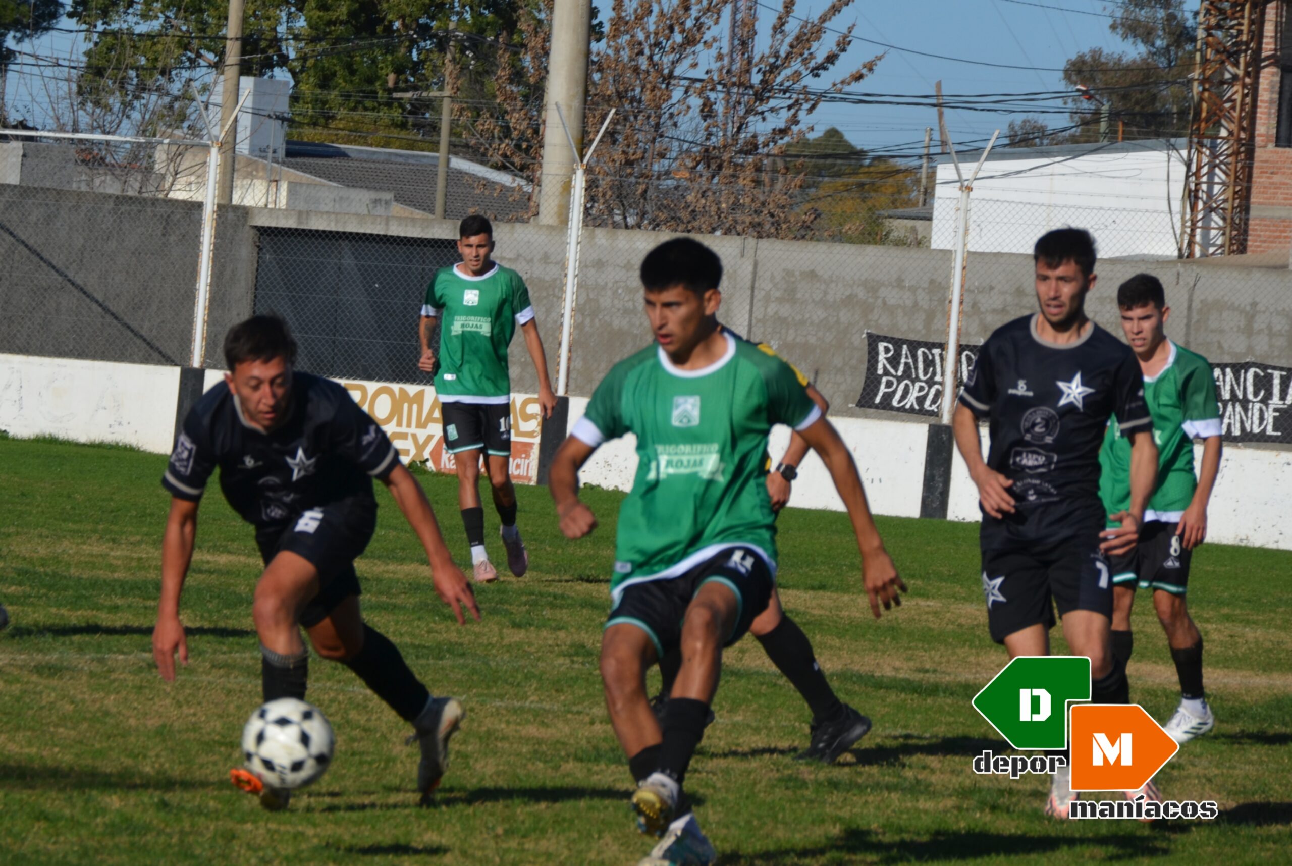 Racing cayó de local pero sigue en lo más alto