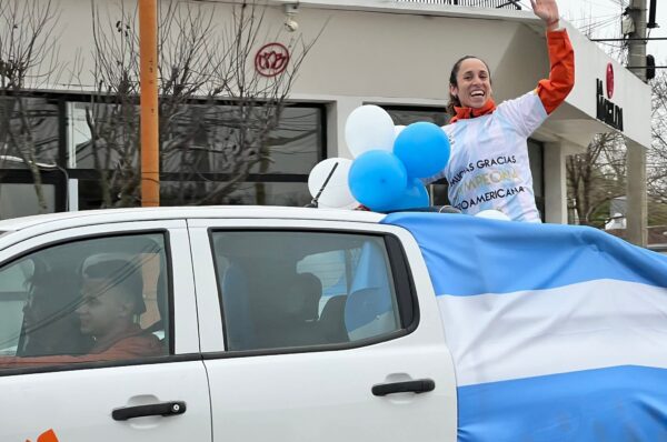 Entre emociones y festejos: Rocío recibida como una campeona